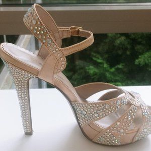 Fabulicious gold with iracandesent  sparkles. Gorgeous Platform 4 inch  heels!